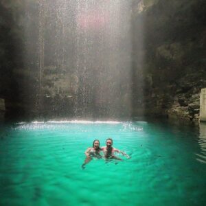 cenote-hubiku-un-pozo-de-agua-color-azul-electrico